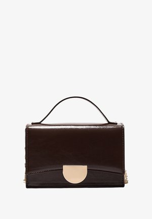 Tummanruskea nahkalaukku, jossa on yläkahva ja kultainen puolikuun muotoinen lukko etuflipissä, esitettynä valkoista taustaa vasten.