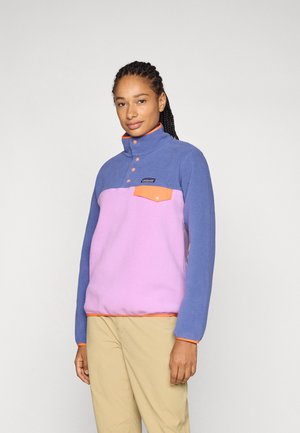 Fleece pullover in blauw en roze met een hoge kraag, oranje accenten, knoopsluitingen en een borstzak. Zachte textuur, relaxte fit.