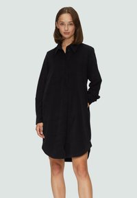 Schwarzes Langarmhemdkleid aus weichem Stoff, mit kragen, durchgehender Knopfleiste, zwei seitlichen Taschen und leicht abgerundetem Saum.