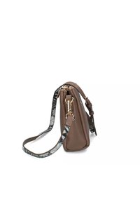 Braune Tasche aus Kunstleder mit einem geometriemusternden Tragegurt, goldenen Hardware-Akzenten und einer dreieckigen Form. Mit einem Reißverschluss oben.