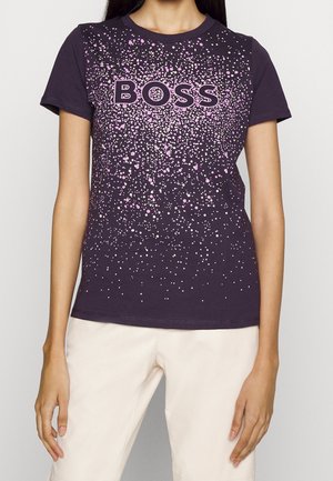 Lila Baumwoll-T-Shirt mit einem gesprenkelten Muster in Pink und Weiß, auf dem "BOSS" in fetten Lettern auffällig auf der Vorderseite gedruckt ist.