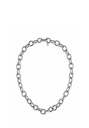 Collana a catena spessa in argento con anelli ovali e un piccolo ciondolo rotondo vicino alla chiusura, mostrata su sfondo bianco.