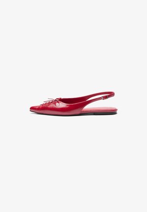 Chausson plat en cuir rouge avec un bout pointu et un détail de lacets décoratif sur le devant, présentant une fine bride à la cheville et une semelle plate.