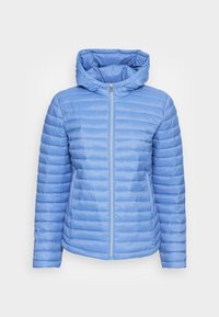 Veste matelassée bleu clair avec capuche, présentant un design matelassé, une fermeture éclair frontale complète, et une texture lisse. Accentuée par des coutures horizontales.