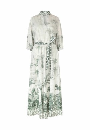 Longue robe blanche avec imprimé nature vert, manches mi-longues, col à motifs et ceinture assortie nouée à la taille.