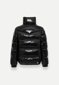 Giacca puffer nera con finitura lucida, colletto alto e design a righe orizzontali. Caratterizzata da polsini elastici e un piccolo logo.