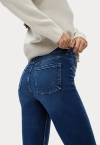 Marks & Spencer STRETCH - Džíny Slim Fit - med blue denim