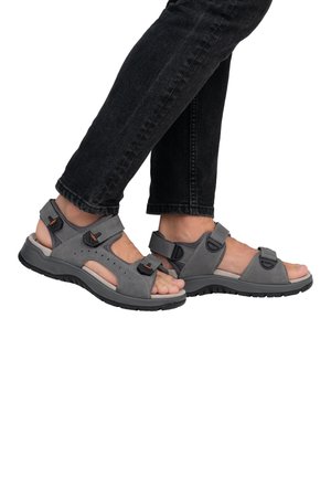 Sandales ouvertes grises à bout ouvert avec des straps ajustables, un matériau supérieur texturé et une semelle rembourrée. Conviennent pour un usage décontracté.