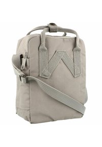 Borsa a spalla in tessuto grigio con due manici superiori, tracolla regolabile, chiusura con zip e dettagli intrecciati sul manico. Forma rettangolare.