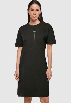 Černé šaty s krátkým rukávem a kulatým výstřihem, se středovým grafickým potiskem. Vyrobené z hladké, lehké tkaniny. Jednoduchý design.