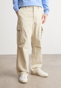 Tommy Jeans AIDEN BAGGY - Cargo trousers - beige