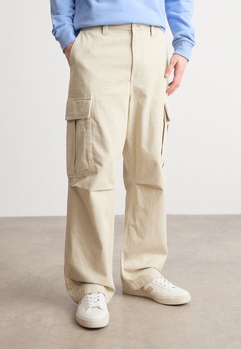 Tommy Jeans AIDEN BAGGY - Cargo trousers - beige