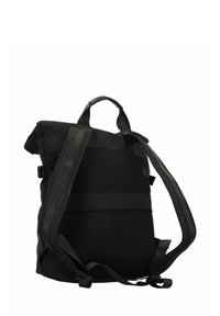 Mochila negra con un panel de malla texturizada, correas resistentes y una asa superior. Presenta un diseño minimalista y hebillas laterales ajustables.