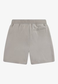 Pantalones cortos atléticos de color gris claro con una cinturilla acanalada, corte recto y un bolsillo trasero para almacenamiento. Textura de tela suave y lisa.