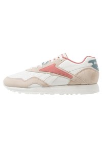Scarpa sportiva bianca con dettagli in suede rosa e beige, sovrapposizioni in rete e suola in gomma. Presenta un'etichetta sul tallone a righe e chiusura con lacci.