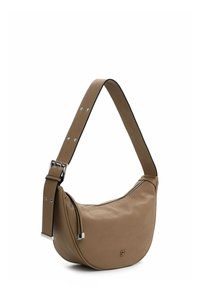 Borsa a mano in pelle marrone con forma curvata, tracolla regolabile, accessori in argento e chiusura con zip, caratterizzata da un logo in rilievo sottile.