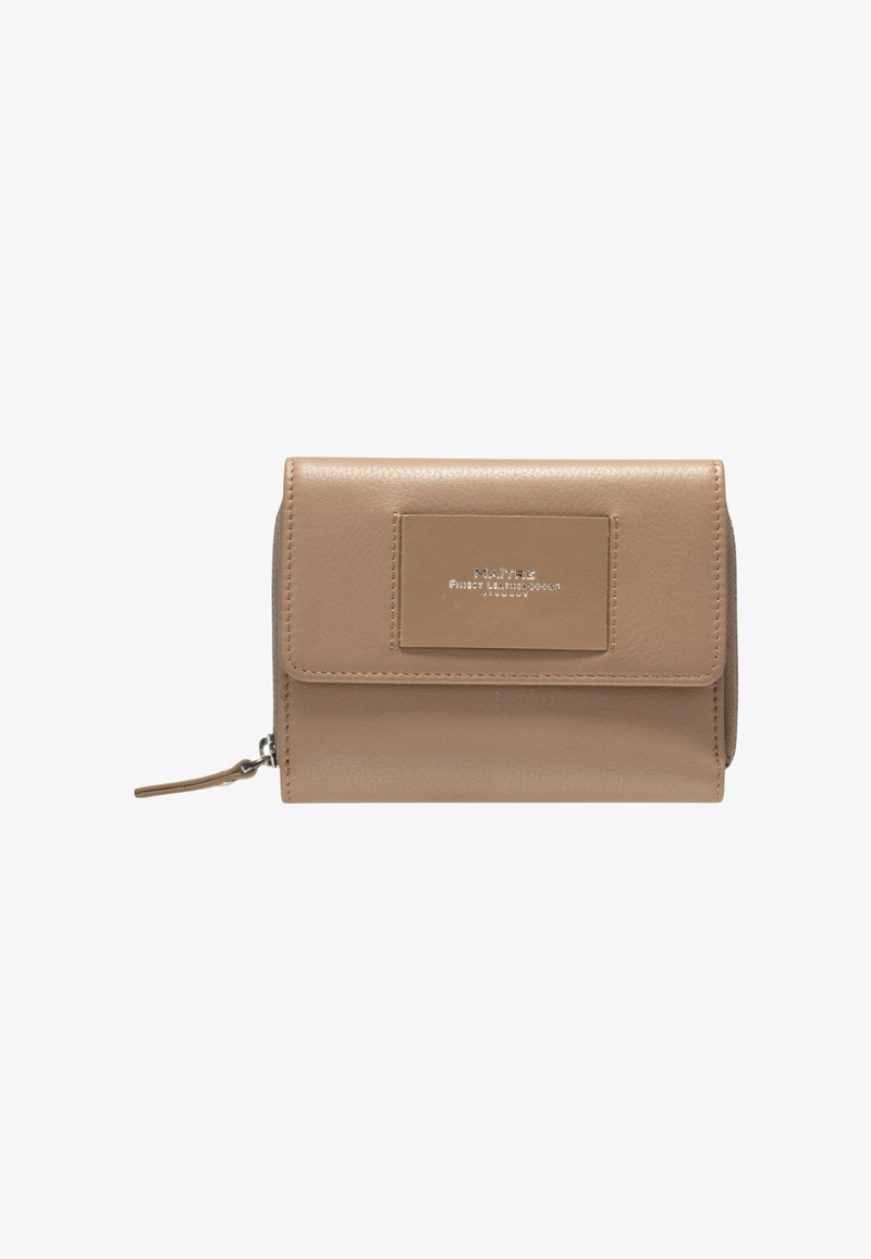 Portefeuille en cuir tan avec un rabat, détails en zip et une étiquette rectangulaire gaufrée à l'avant. Texture lisse et design minimaliste.