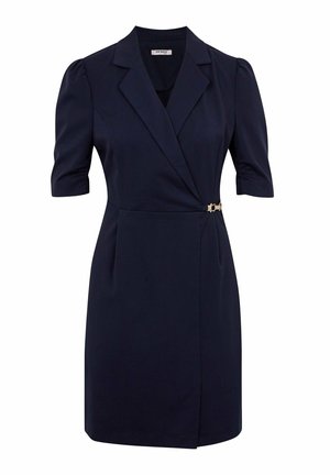 Granatowa sukienka do kolan z krótkimi bufkami, kołnierzem z klapami, zakładanym przodem oraz małą metalową klamrą po boku.