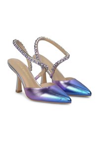 Tacchi slingback metallici viola e blu con punte affusolate, una fascia decorata con strass e un tacco a stiletto di altezza media.
