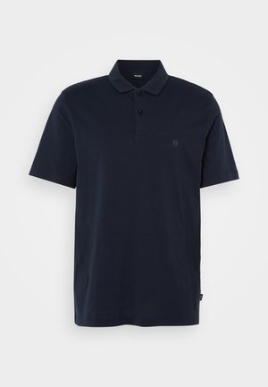 Polo shirt blu navy in cotone, con colletto classico, patta con due bottoni, maniche corte e un logo ricamato discreto sul petto.