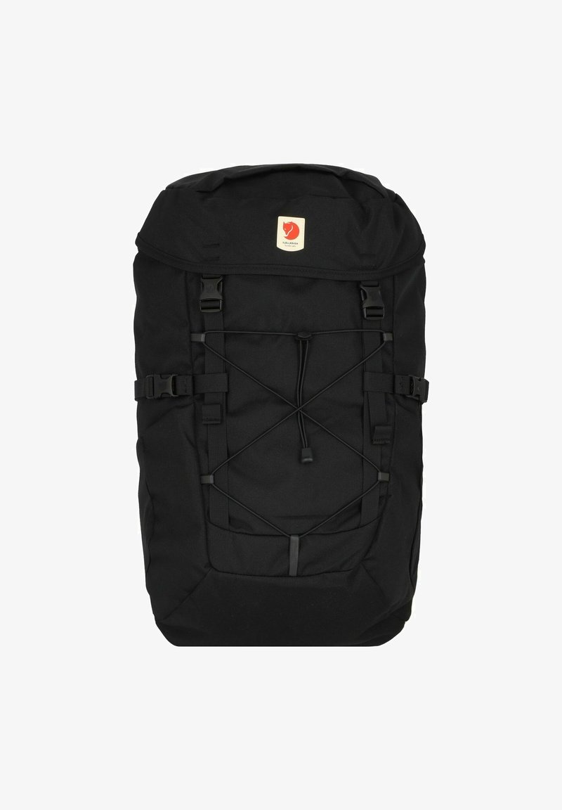 Mochila de tecido preta com um topo dobrável, alças ajustáveis e um design de corda elástica. Apresenta um emblema e fechos laterais de fivela.