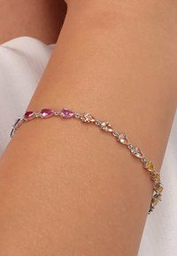 Bracciale in argento con pietre preziose a forma di pera di vari colori: rosso, rosa, arancione e giallo, montate in metallo collegato con una finitura liscia.