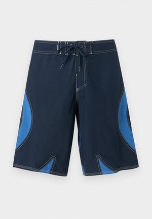 Niebieskie kąpielówki w kolorze granatowym z jasnoniebieskimi zakrzywionymi panelami po bokach, białymi przeszyciami i czarnym sznurowanym zapięciem w pasie.