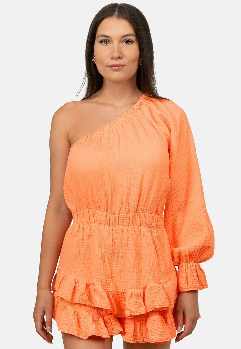 Een one-shoulder, rimpelende romper in feloranje gekreukt materiaal, met een elastische taille en lange ballonmouwen. Zachter, textuurachtige uitstraling.