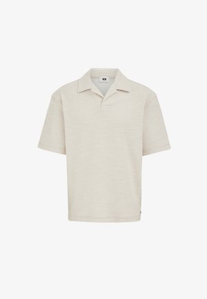 Tricou polo bej cu mâneci scurte, din țesătură texturată și guler deschis, afișat pe un fundal alb.