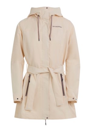 Imperméable à capuche beige clair avec fermeture éclair à l'avant, deux poches zippées, ceinture ajustable à la taille et logo sur la poitrine.