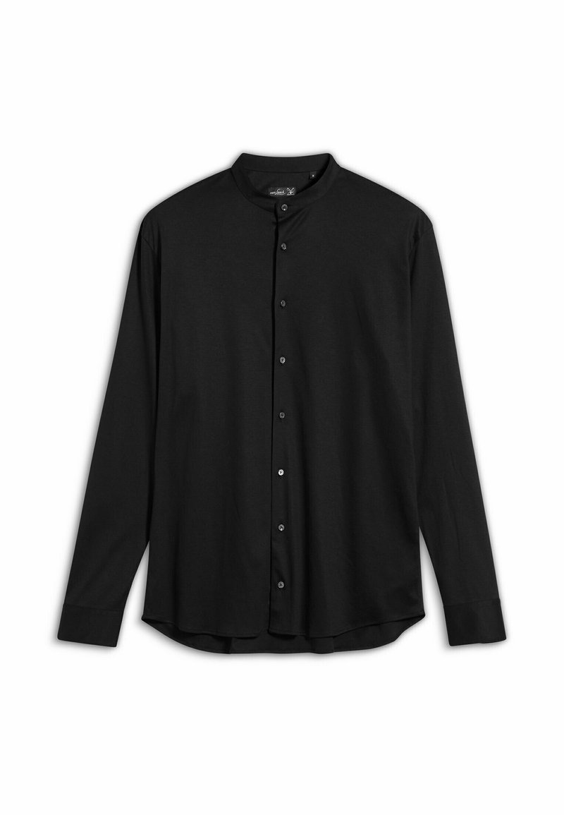 Camicia nera a maniche lunghe realizzata in tessuto morbido, con chiusura a bottoni frontale, collare a bande e orlo curvo, caratterizzata da una texture liscia e un design semplice.