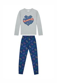 Maglietta grigia a maniche lunghe con grafica "HOGWARTS", abbinata a pantaloni navy con motivi colorati dei nomi delle case. Materiale in cotone misto.