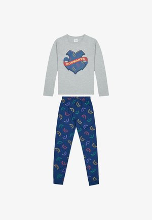 Chemise à manches longues grise avec un graphisme "HOGWARTS", associée à un pantalon bleu marine avec des motifs colorés de noms de maisons. Matériau en mélange de coton.