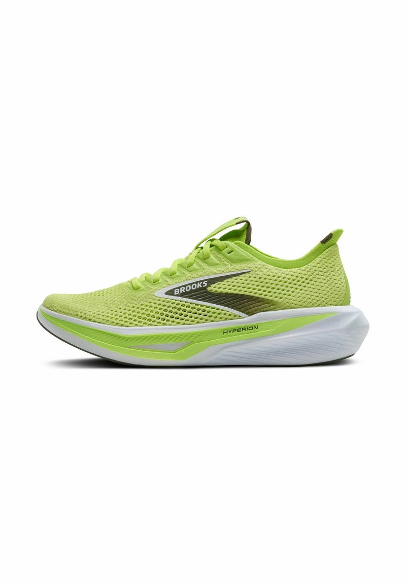 Scarpa da corsa verde a rete con un design leggero, dettagli riflettenti argentati, suola ammortizzata e parte superiore testurizzata.