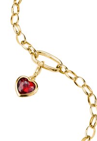 Goldene Kettenarmband mit großen ovalen Gliedern und einem facettierten, herzförmigen roten Anhänger. Glatte Oberfläche mit glänzender Textur.