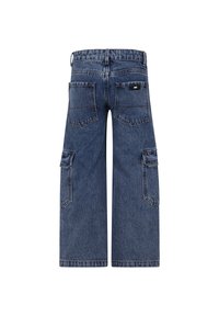 Blå denimvidbyxor med cargostil, bakfickor och sidofickor med lock, med en liten svart varumärkesetikett på en av bakfickorna.