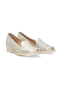 Zlaté slip-on boty s tkaným vzorem, zaoblenou špičkou a nízkým klínovým podpatkem. Hladký metalický povrch a bílá gumová podrážka.