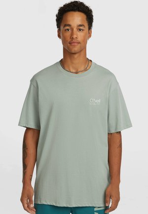 Lichtgroen katoenen T-shirt met korte mouwen, ronde hals en een klein wit logo op de linkerborst. Soepele textuur, comfortabele pasvorm.