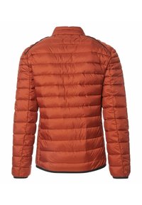 Puffet jakke i brændt orange med vandret quiltning, høj krave og elastiske manchetter. Har en kontrastfarvet sort kant. Letvægtsdesign.