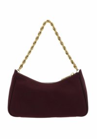 Bordeauxrode schoudertas met een gladde textuur, goudkleurige gedraaide kettinghengsel en een ritssluiting aan de bovenkant. Gebogen vorm met contrasterende randen.