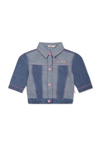 Veste en denim à manches courtes, dans des tons de bleu et de bleu clair, avec des coutures et des boutons roses, portant l'inscription "Lille Blush" brodée sur le devant.