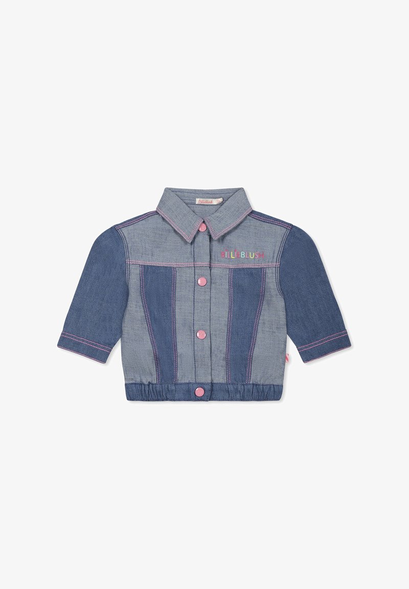 Veste en denim à manches courtes, dans des tons de bleu et de bleu clair, avec des coutures et des boutons roses, portant l'inscription "Lille Blush" brodée sur le devant.