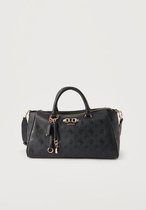 Μαύρη δερμάτινη τσάντα Guess με ανάγλυφο μοτίβο λογότυπου, χρυσά μεταλλικά στοιχεία, δύο λαβές, κλείσιμο με φερμουάρ και διακοσμητικά κρεμαστά μπρελόκ.