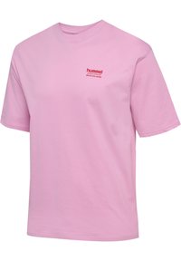 Lyserød kortærmet t-shirt lavet af bomuld, med et lille rødt logo på brystet. Rund halsudskæring og afslappet pasform.