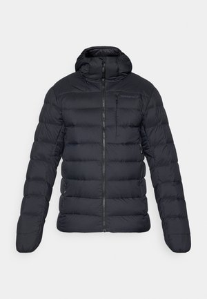 Veste rembourrée noire avec capuche, fermeture éclair et design matelassé avec des coutures visibles. Matériau léger et coupe ajustée.