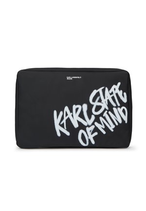 Fekete téglalap alakú tasak fehér graffiti-stílusú „KARL STATE OF MIND” felirattal és a tetején kis „KARL LAGERFELD JEANS” logóval.