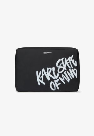 Fekete téglalap alakú tasak fehér graffiti-stílusú „KARL STATE OF MIND” felirattal és a tetején kis „KARL LAGERFELD JEANS” logóval.