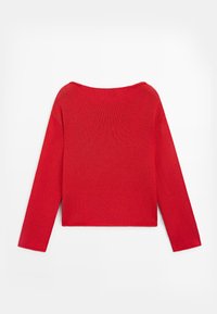 Maglione rosso a maniche lunghe in maglia con scollo ampio e orlo dritto, posato disteso su sfondo bianco.