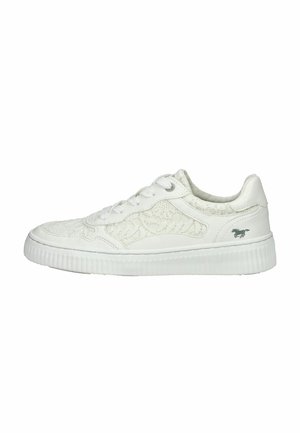 Sneaker bianco con tomaia in pelle texturizzata, punta rotonda, lacci piatti e suola in gomma. Presenta un logo discreto sul lato e un design a motivi.