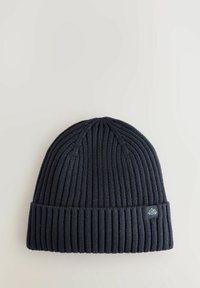 Marineblauw geribbelde gebreide beanie met een omgevouwen rand. Voorzien van een klein logo-label aan de zijkant. Zachte textuur, klassiek ontwerp geschikt voor koud weer.
